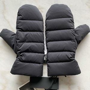 (NWT) Aritzia Super World Super Puff Mitten - Matte Black - Size M/L